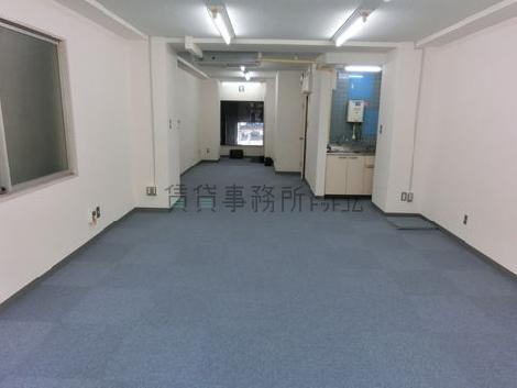 裏通り側から見た室内です。コンセント口が多さが印象的でした。