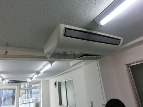 空調は2基ございます。長方形型の間取りですが十分でしょう。