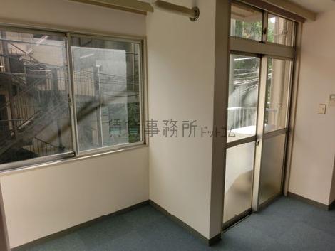 裏通りに面した窓からは陽の光が入ります。