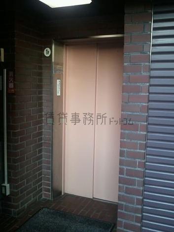6人乗りエレベーターが1基です。