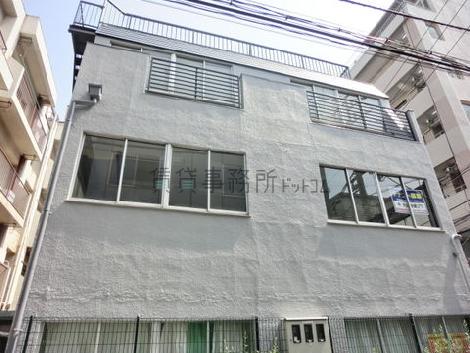 窓の多い側面