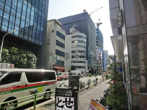 物件前の右方向です