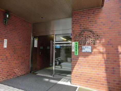 正面エントランスは裏手にあります