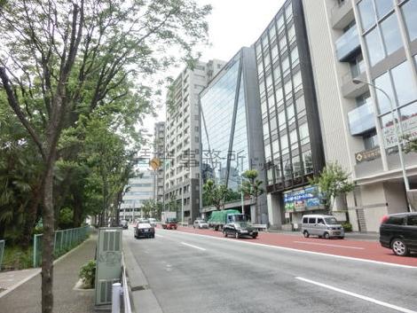 片側2車線の広い通りです