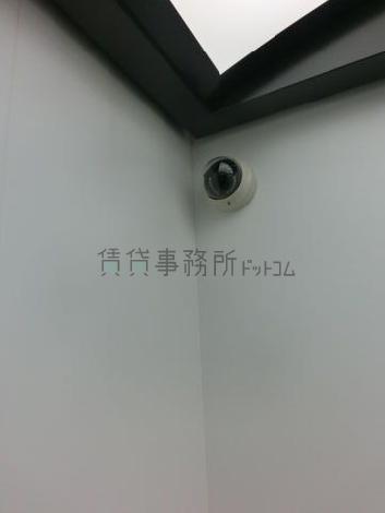エレベーターの中の監視カメラです