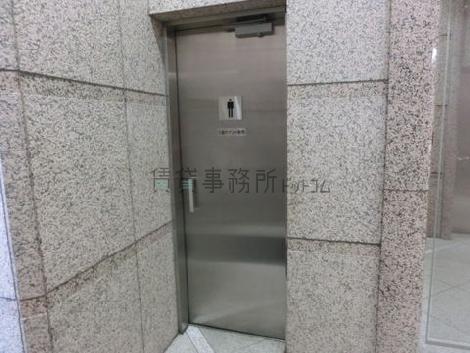 エントランス内にある男性用お手洗いです