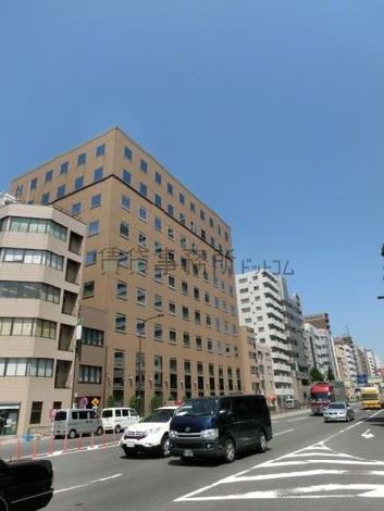 遠目から見たビルです