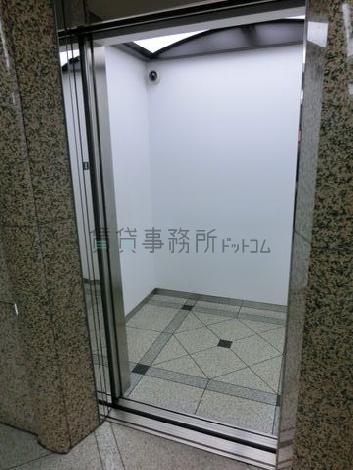 エレベーターの中です