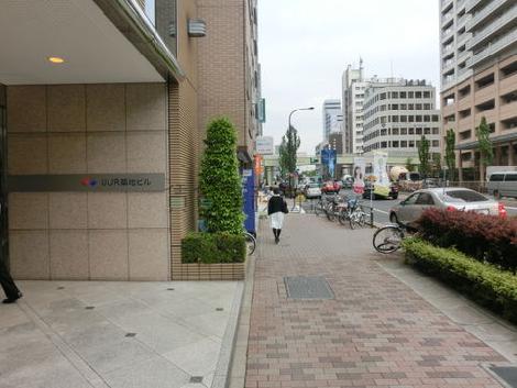 前面の歩道です