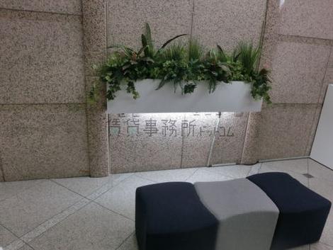 エントランス内にはお洒落なソファーもあります