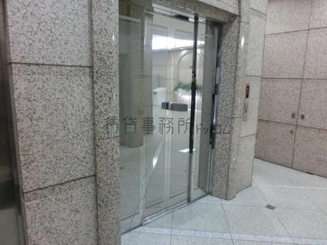貨物用エレベーターです