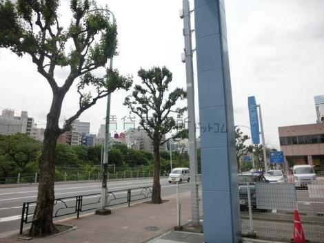 外堀通りに面したビルです