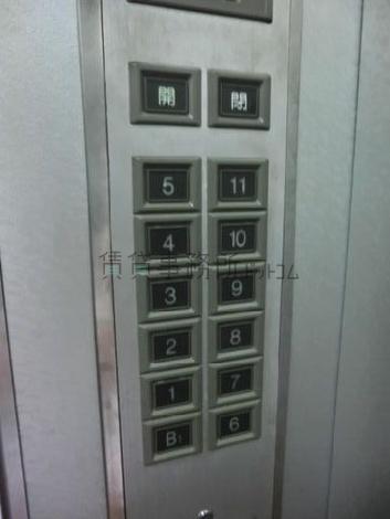 エレベーターの操作盤です