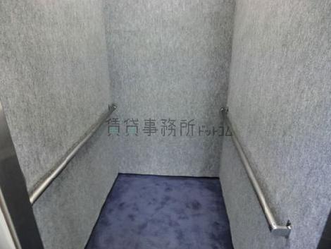 手すりがあるエレベーター