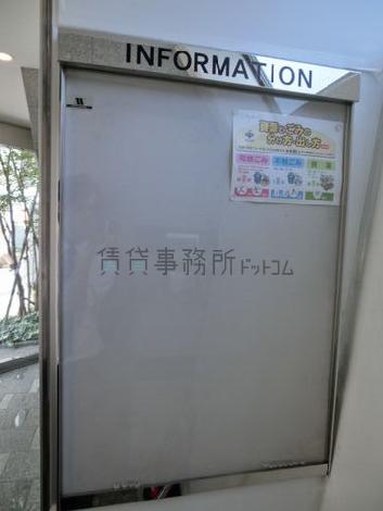 エレベーターの前にはホワイトボード