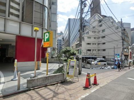 この通りを行くと明治通りに付きます