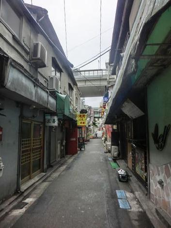 正面玄関前から玉川通り方面を撮影