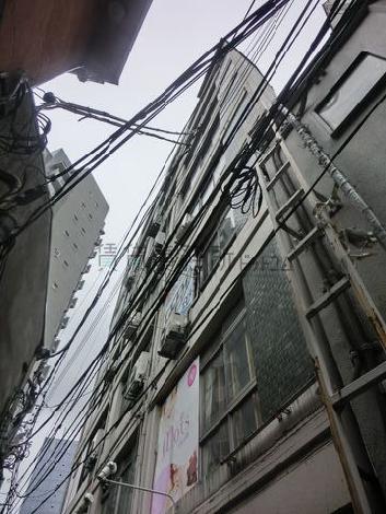 周囲をビルに囲まれています