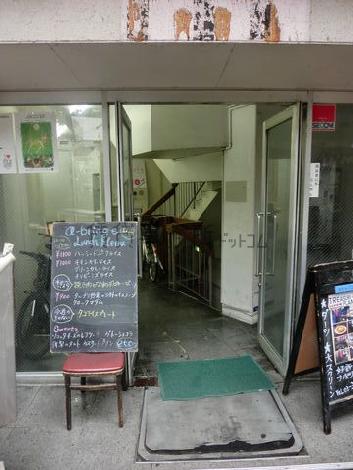 ガラスドアは手動です