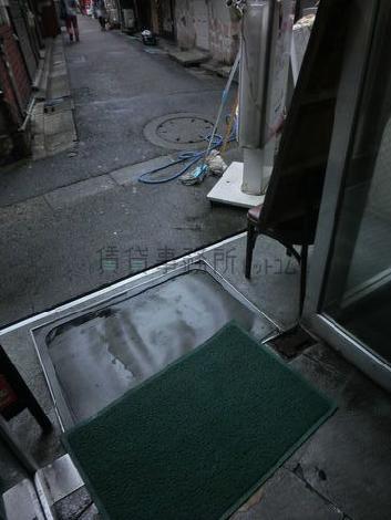 正面玄関から通りを撮影