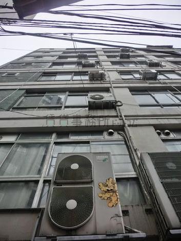 窓が多い外観です