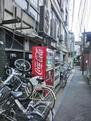 細い路地に面しています