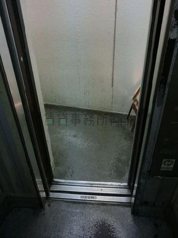 エレベーター内からエントランスを撮影