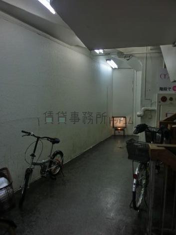白を基調としたエントランス内部