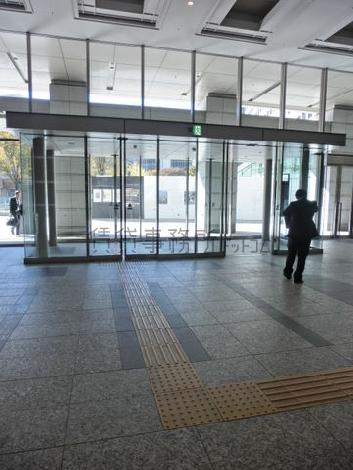 エントランスから見た玄関方向
