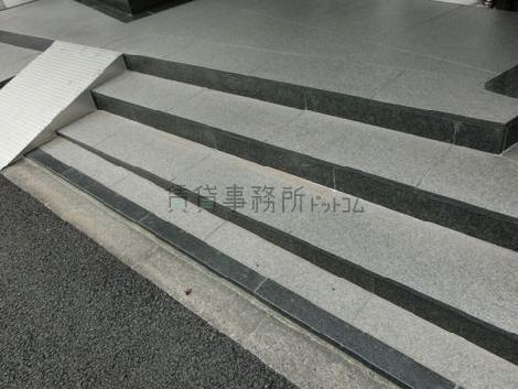 歩道との間に段差があります