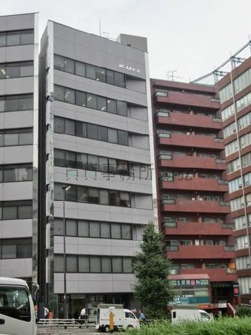 建物の正面上部にビル名が表記されています