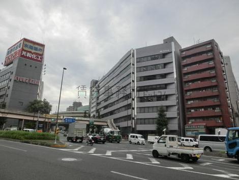 大通りを挟んだ向い側より撮影