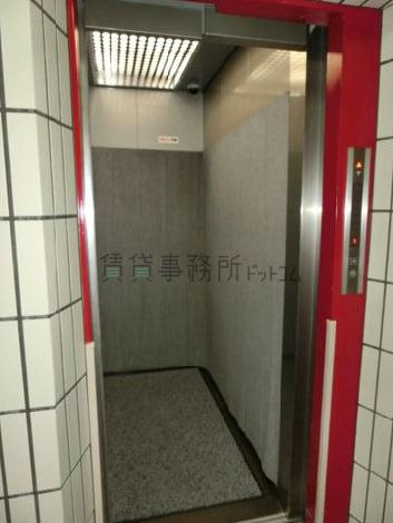 扉が開いた様子