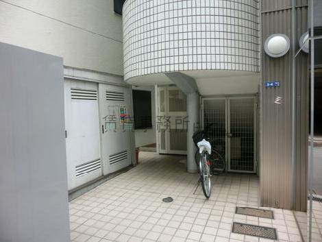 正面玄関脇にスペースあります