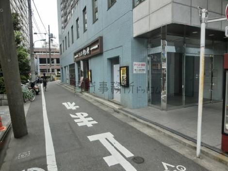 側面が路地に面しています