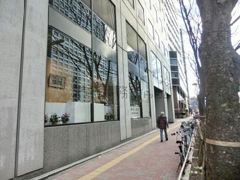 建物裏側の歩道です