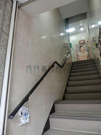 階段は急です