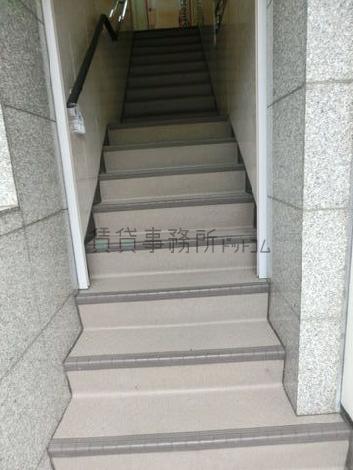 2階に続く階段