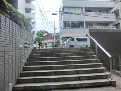 Ｓ棟入り口の階段