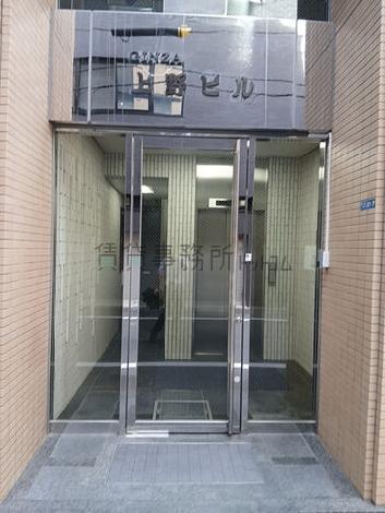 ガラスドアの先にエントランスになります