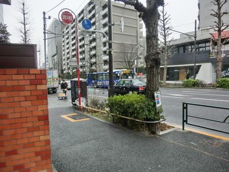 正面玄関前、原宿方面