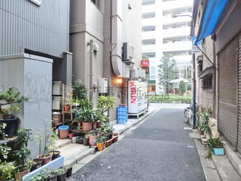 隣接する脇道奥からの風景