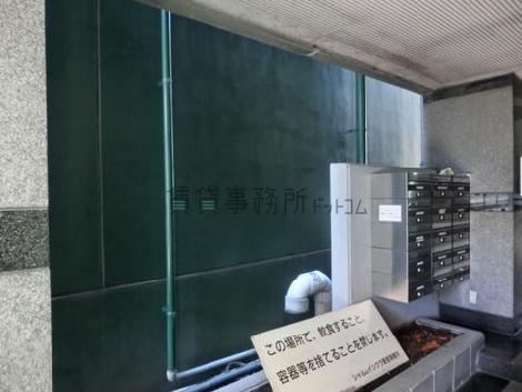 建物と隣接する部分は吹抜けです