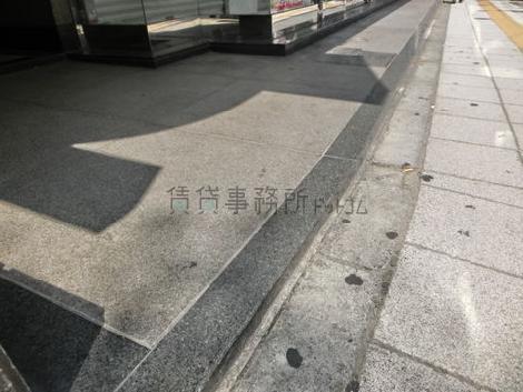 歩道との間に段差があります