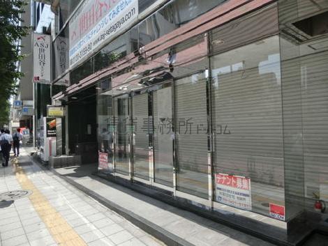歩道と接する一階部分はガラス張り
