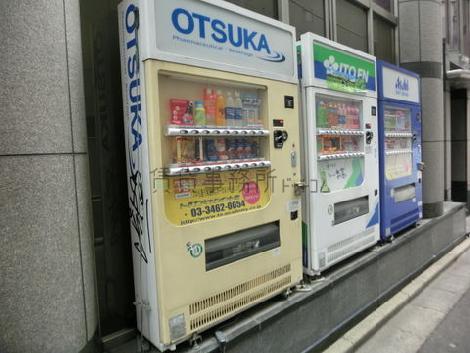 玄関脇に自動販売機があります