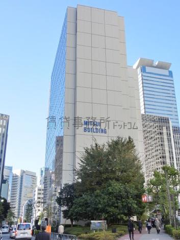 大きく立派なビルです