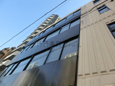 近くから見上げた建物