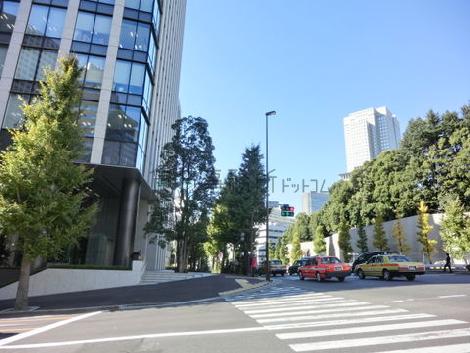内閣府交差点角に立地しています