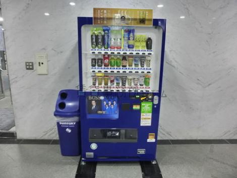 エントランスに自動販売機が設置されております